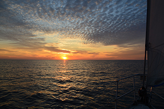 Wiatr zaczął wiać dopiero po zachodzie słońca.