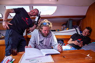 Gdy Filip sprawdzał porpawność wpisów w dzienniku jachtowym, załoga była już myślami po zajęciach :)