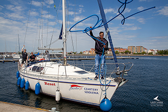 zarówno po nawietrznej jak i po zawietrznej stronie pirsu.